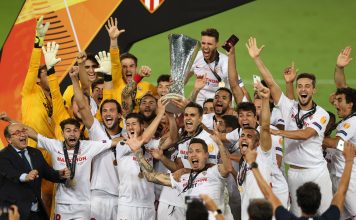 La afición del Sevilla se contiene en la celebración de la Europa League y no sale a las calles de forma masiva