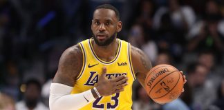 LeBron James se retira por lesión en el tobillo durante juego de los Lakers